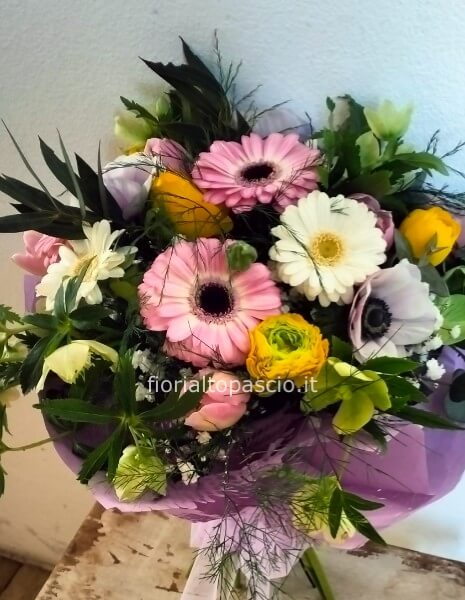 Bouquet di fiori misti colorati di stagione 
