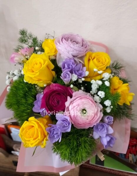 Bouquet di roselline gialle ranuncoli misti fresie Lilla