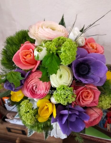 Bouquet misto con roselline anemoni blu ranuncoli rosa misura media