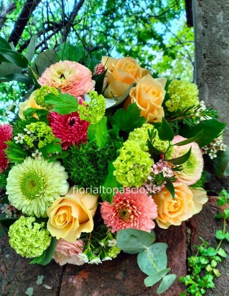 Bouquet di media grandezza con germini ponpon rose salmone diantus ranuncoli