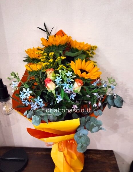 Mazzo misto estivo con girasoli roselline solidago