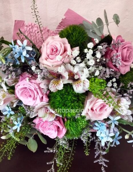 Bouquet con rose rosa astromelia gessofila di media grandezza