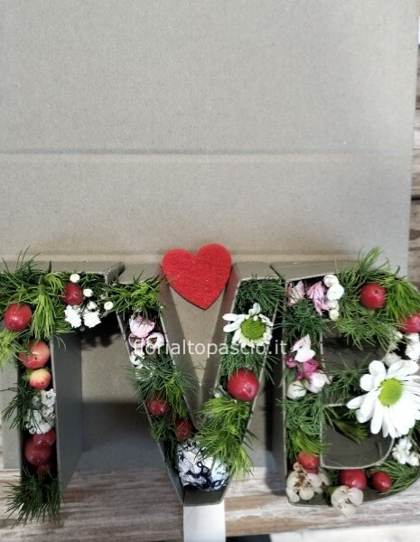 Scatola con lettere T.V.B fiori chiamare per la disponibilità
