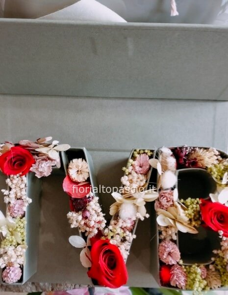 Scatola con scritta TVB con fiori stabilizzati  chiamare per la disponibilità 