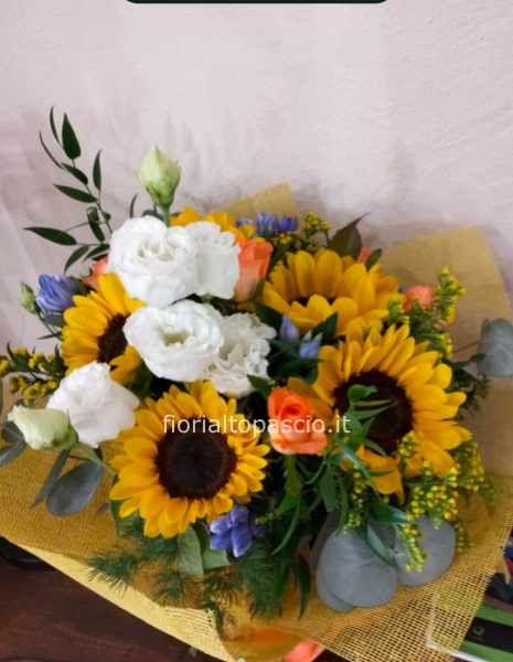 Mazzo estivo con girasoli e rose 